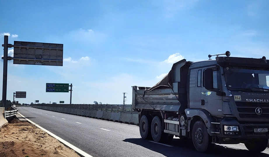 Cảnh b&aacute;o nguy cơ mất ATGT khi người d&acirc;n tự &yacute; lưu th&ocirc;ng tr&ecirc;n cao tốc Quảng Ng&atilde;i - Ho&agrave;i Nhơn- Ảnh 2.