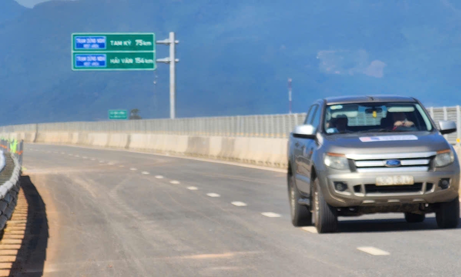 Cảnh b&aacute;o nguy cơ mất ATGT khi người d&acirc;n tự &yacute; lưu th&ocirc;ng tr&ecirc;n cao tốc Quảng Ng&atilde;i - Ho&agrave;i Nhơn- Ảnh 1.