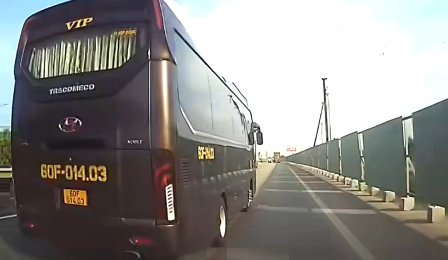 Chuyển l&agrave;n ẩu, kh&ocirc;ng ra t&iacute;n hiệu tr&ecirc;n cao tốc, t&agrave;i xế bị phạt 5 triệu đồng- Ảnh 1.