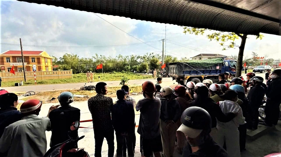 Huế: Xe tải g&acirc;y tai nạn li&ecirc;n ho&agrave;n tr&ecirc;n quốc lộ 49B khiến bốn người thương vong- Ảnh 1.