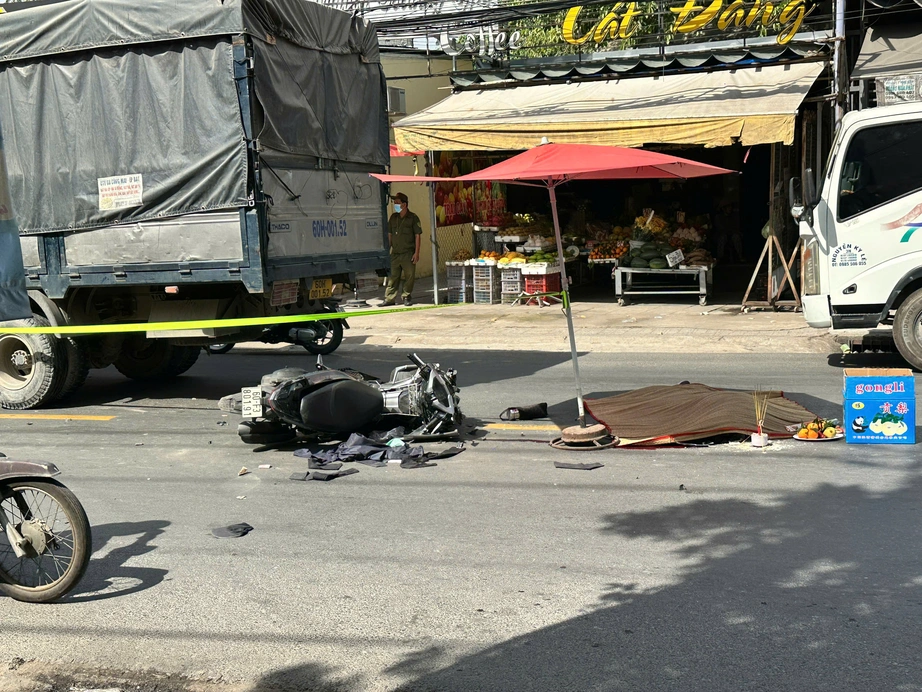 TP.HCM: Xe tải va chạm xe m&aacute;y, người đ&agrave;n &ocirc;ng tử vong thương t&acirc;m- Ảnh 1.