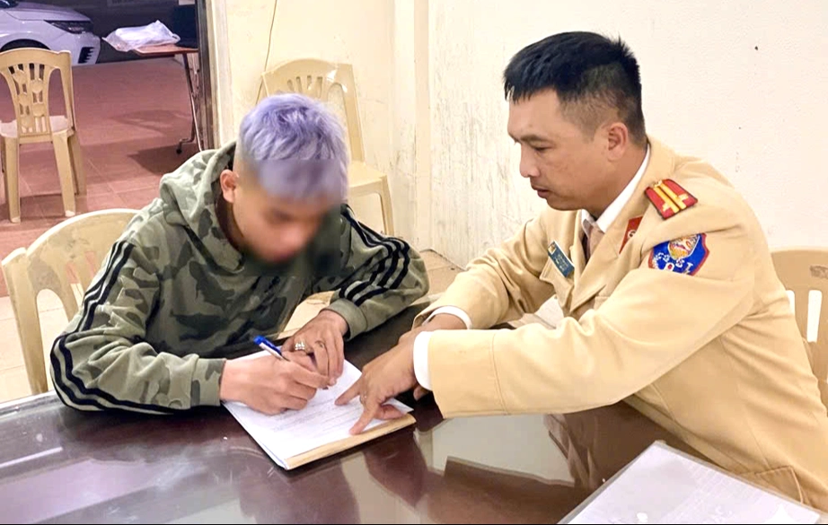 CSGT Thanh Hóa chặn "quái xế" qua mắt thần AI- Ảnh 1. CSGT Thanh Hóa chặn "quái xế" qua mắt thần AI- Ảnh 1.