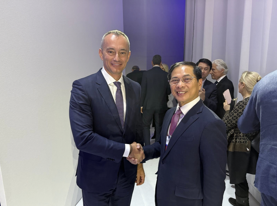 Phó Thủ tướng dự Lễ ký Hiến chương Hội đồng Hòa bình về chấm dứt xung đột tại Dải Gaza- Ảnh 1. Phó Thủ tướng dự Lễ ký Hiến chương Hội đồng Hòa bình về chấm dứt xung đột tại Dải Gaza- Ảnh 1.