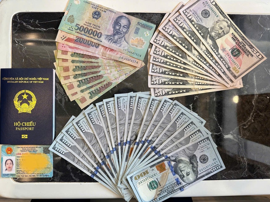 Nh&acirc;n vi&ecirc;n t&agrave;u SE20 trả lại hơn 2.000 USD v&agrave; giấy tờ cho h&agrave;nh kh&aacute;ch- Ảnh 1.