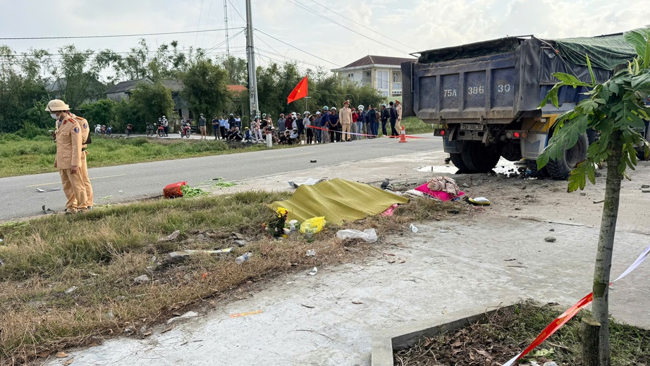 Xe tải g&acirc;y tai nạn li&ecirc;n ho&agrave;n l&agrave;m 4 người thương vong ở Huế c&oacute; c&ograve;n hạn đăng kiểm?- Ảnh 1.