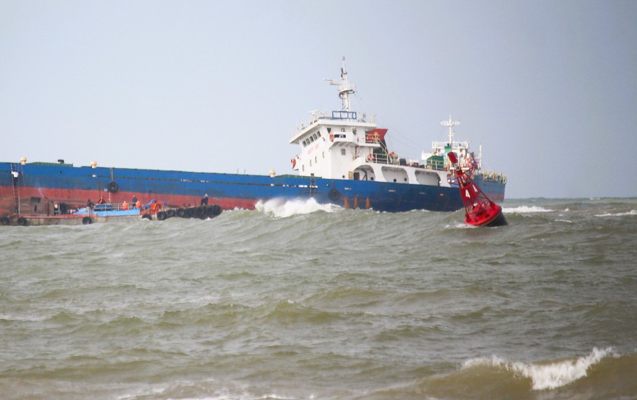 Cận cảnh t&agrave;u h&agrave;ng hơn 2.900 tấn gặp nạn ở Quảng Trị, 11 thuyền vi&ecirc;n được đưa v&agrave;o bờ- Ảnh 1.