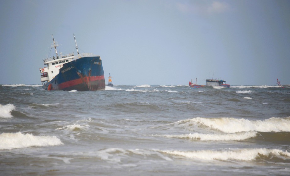 Cận cảnh t&agrave;u h&agrave;ng hơn 2.900 tấn gặp nạn ở Quảng Trị, 11 thuyền vi&ecirc;n được đưa v&agrave;o bờ- Ảnh 10.