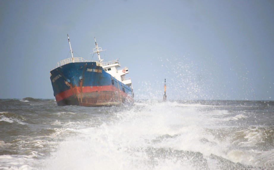 Cận cảnh t&agrave;u h&agrave;ng hơn 2.900 tấn gặp nạn ở Quảng Trị, 11 thuyền vi&ecirc;n được đưa v&agrave;o bờ- Ảnh 2.