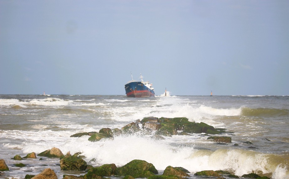 Cận cảnh t&agrave;u h&agrave;ng hơn 2.900 tấn gặp nạn ở Quảng Trị, 11 thuyền vi&ecirc;n được đưa v&agrave;o bờ- Ảnh 3.