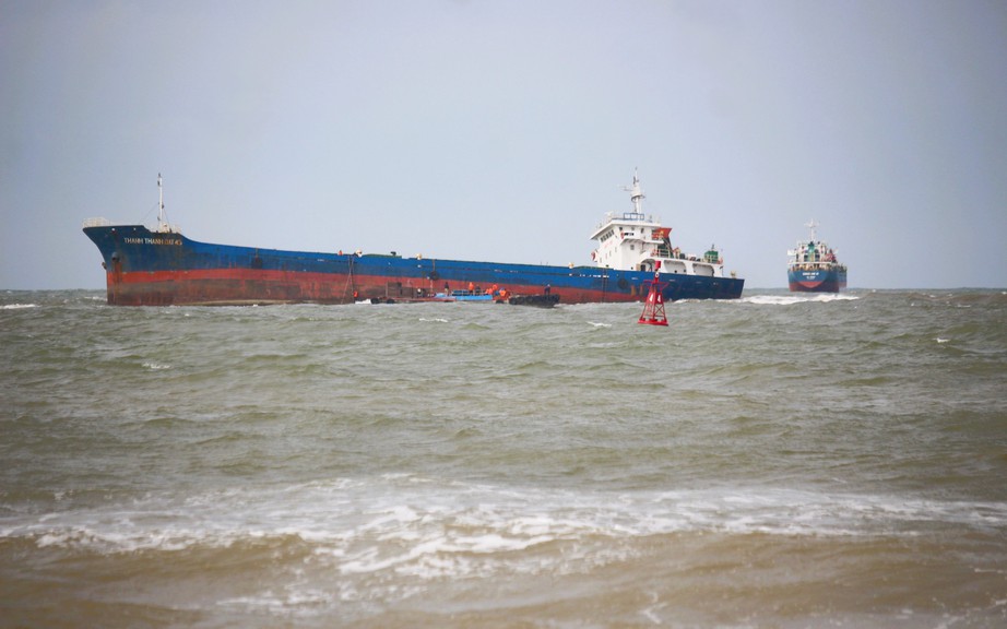 Cận cảnh t&agrave;u h&agrave;ng hơn 2.900 tấn gặp nạn ở Quảng Trị, 11 thuyền vi&ecirc;n được đưa v&agrave;o bờ- Ảnh 4.