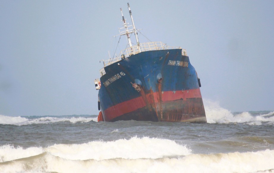 Cận cảnh t&agrave;u h&agrave;ng hơn 2.900 tấn gặp nạn ở Quảng Trị, 11 thuyền vi&ecirc;n được đưa v&agrave;o bờ- Ảnh 5.