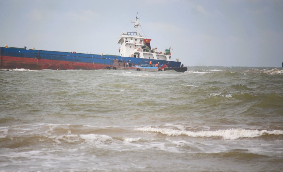 Cận cảnh t&agrave;u h&agrave;ng hơn 2.900 tấn gặp nạn ở Quảng Trị, 11 thuyền vi&ecirc;n được đưa v&agrave;o bờ- Ảnh 7.