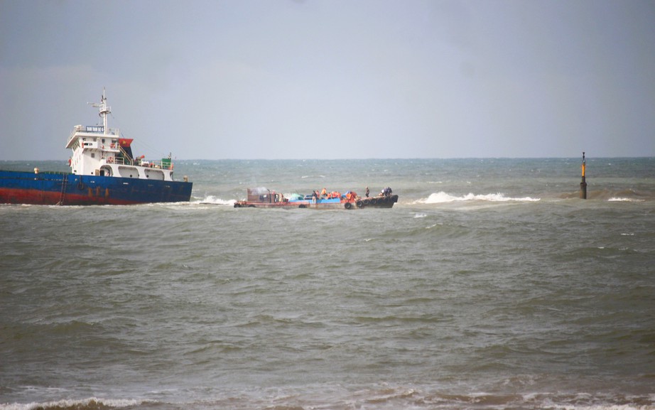 Cận cảnh t&agrave;u h&agrave;ng hơn 2.900 tấn gặp nạn ở Quảng Trị, 11 thuyền vi&ecirc;n được đưa v&agrave;o bờ- Ảnh 8.