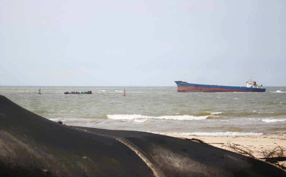 Cận cảnh t&agrave;u h&agrave;ng hơn 2.900 tấn gặp nạn ở Quảng Trị, 11 thuyền vi&ecirc;n được đưa v&agrave;o bờ- Ảnh 9.