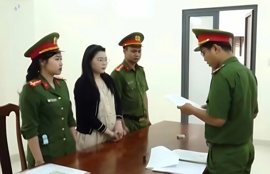 Sản xuất, bu&ocirc;n b&aacute;n mỹ phẩm giả, người phụ nữ ở Kh&aacute;nh H&ograve;a bị khởi tố- Ảnh 1.