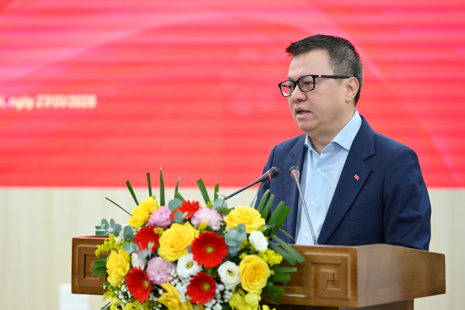 B&aacute;o Nh&acirc;n D&acirc;n ph&aacute;t h&agrave;nh, trao B&aacute;o Xu&acirc;n B&iacute;nh Ngọ tới c&aacute;n bộ, chiến sĩ bi&ecirc;n giới, hải đảo- Ảnh 2.