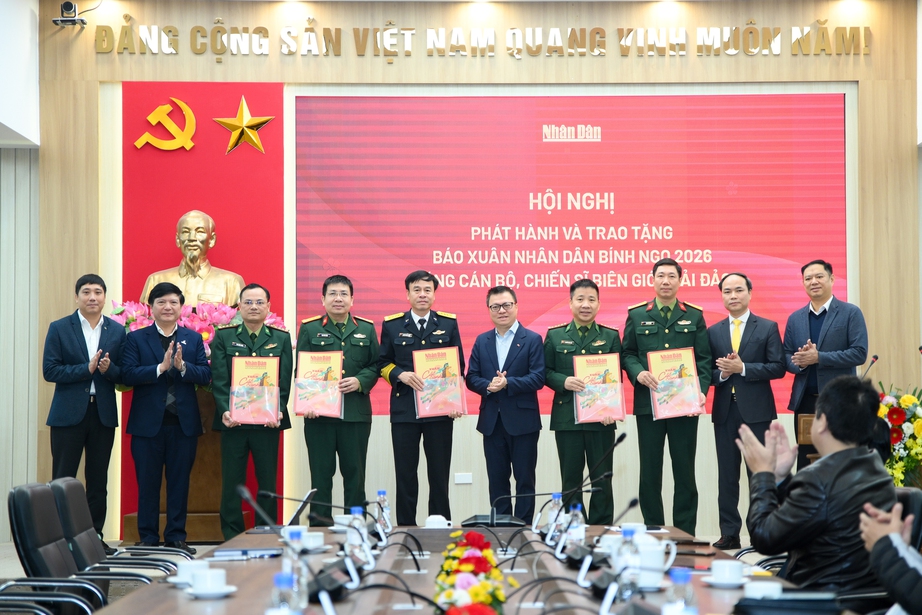 B&aacute;o Nh&acirc;n D&acirc;n ph&aacute;t h&agrave;nh, trao B&aacute;o Xu&acirc;n B&iacute;nh Ngọ tới c&aacute;n bộ, chiến sĩ bi&ecirc;n giới, hải đảo- Ảnh 1.