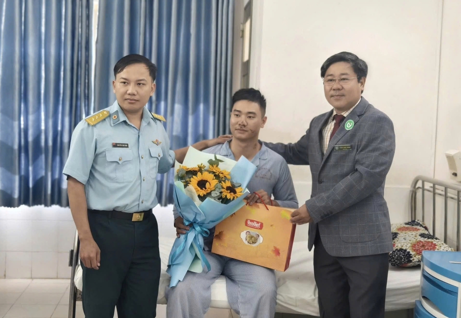 Vụ m&aacute;y bay qu&acirc;n sự rơi ở Đắk Lắk: Phi c&ocirc;ng đ&atilde; được xuất viện- Ảnh 1.