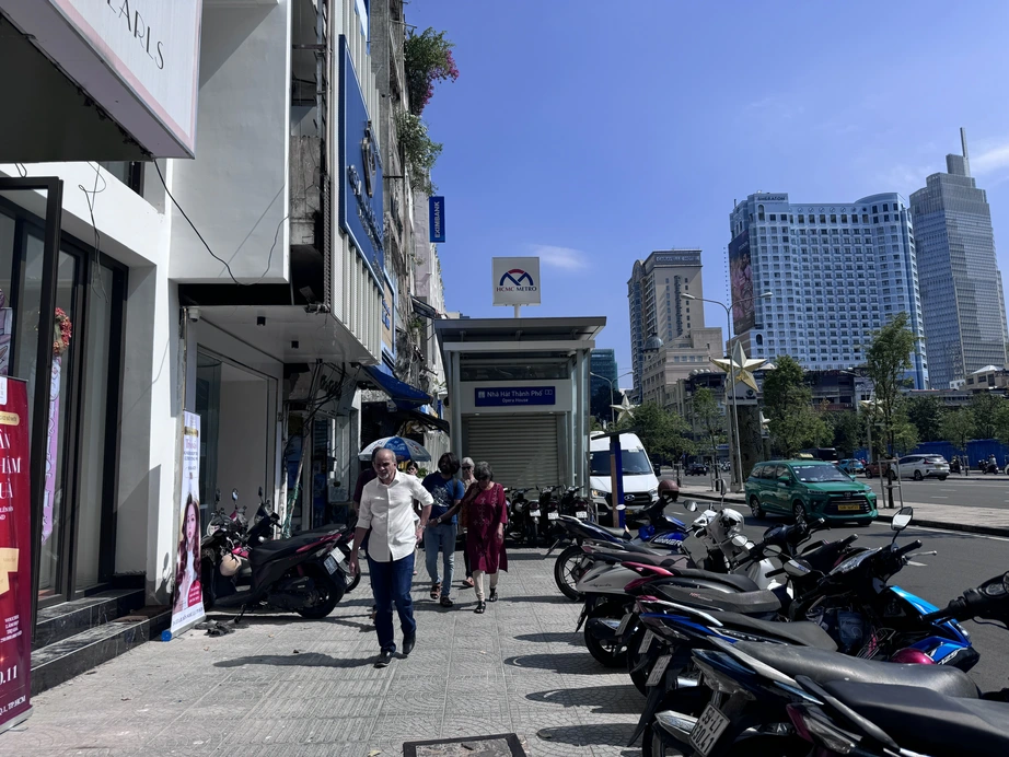 Sau ra quân, vỉa hè TP.HCM thông thoáng: Siết quản lý không để “đâu lại hoàn đó”- Ảnh 2. Sau ra quân, vỉa hè TP.HCM thông thoáng: Siết quản lý không để “đâu lại hoàn đó”- Ảnh 2.