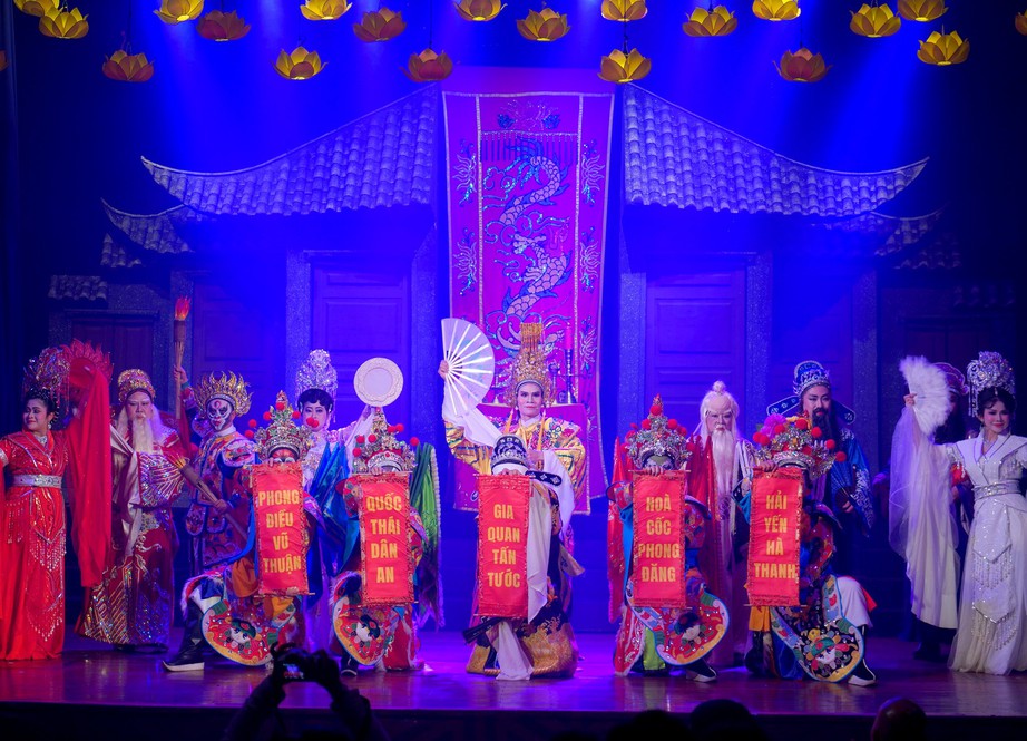 Sân khấu kịch tất bật sáng đèn, hát bội, xiếc "cháy vé" - Ảnh 5. Sân khấu kịch tất bật sáng đèn, hát bội, xiếc "cháy vé" - Ảnh 5.