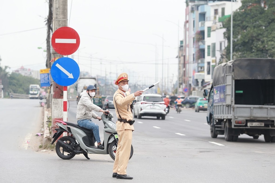 Hà Nội: Phòng CSGT và Sở Xây dựng tháo gỡ hơn 50 "điểm đen" ùn tắc giao thông- Ảnh 4. Hà Nội: Phòng CSGT và Sở Xây dựng tháo gỡ hơn 50 "điểm đen" ùn tắc giao thông- Ảnh 4.