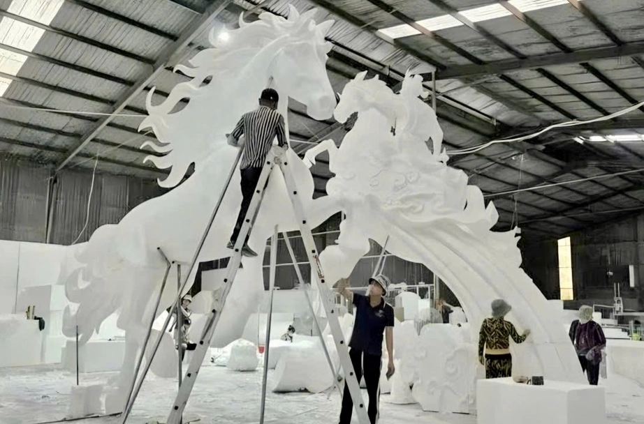 B&ecirc;n trong xưởng linh vật ngựa B&iacute;nh Ngọ ở Đồng Nai những ng&agrave;y cao điểm Tết- Ảnh 17.