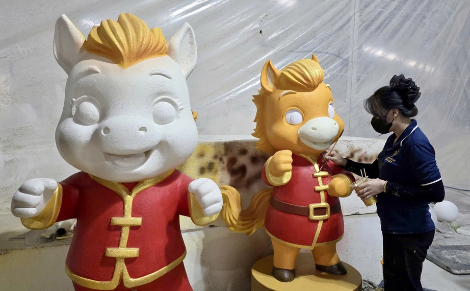 B&ecirc;n trong xưởng linh vật ngựa B&iacute;nh Ngọ ở Đồng Nai những ng&agrave;y cao điểm Tết- Ảnh 12.