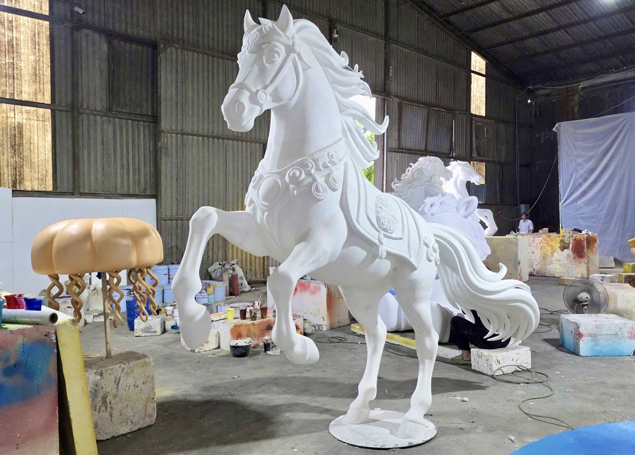 B&ecirc;n trong xưởng linh vật ngựa B&iacute;nh Ngọ ở Đồng Nai những ng&agrave;y cao điểm Tết- Ảnh 5.