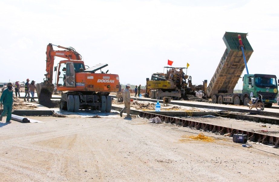 Rốt r&aacute;o thi c&ocirc;ng dự &aacute;n Cảng h&agrave;ng kh&ocirc;ng Quảng Trị- Ảnh 1.