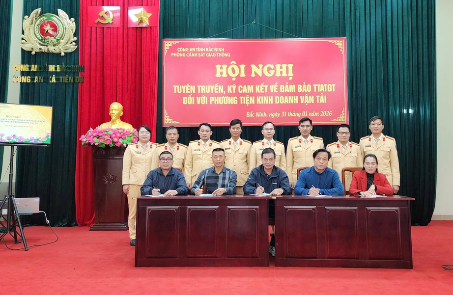 Bắc Ninh: Hơn 100 doanh nghiệp k&yacute; cam kết chấp h&agrave;nh ph&aacute;p luật về trật tự ATGT- Ảnh 5.