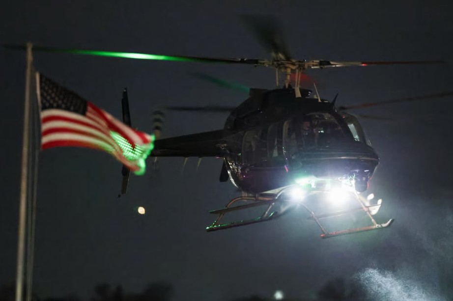 H&igrave;nh ảnh Tổng thống Venezuela được đưa khỏi m&aacute;y bay, bị lực lượng Mỹ giữ tại căn cứ- Ảnh 2.