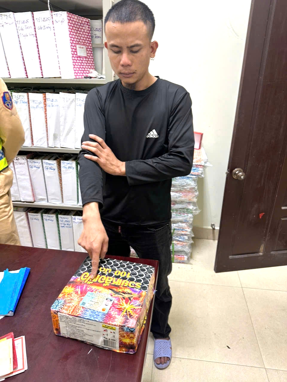 Huế: Ph&aacute;t hiện l&aacute;i xe dương t&iacute;nh ma t&uacute;y v&agrave; t&agrave;ng trữ ph&aacute;o hoa tr&aacute;i ph&eacute;p- Ảnh 1.