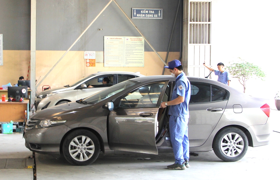 Chủ xe phấn khởi vì giảm lệ phí cấp giấy chứng nhận đăng kiểm ô tô- Ảnh 1. Chủ xe phấn khởi vì giảm lệ phí cấp giấy chứng nhận đăng kiểm ô tô- Ảnh 1.