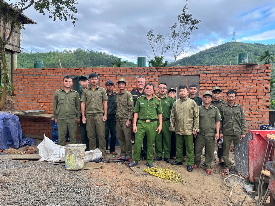 Công an tỉnh Quảng Ngãi bàn giao căn nhà đầu tiên thuộc "Chiến dịch Quang Trung"- Ảnh 2. Công an tỉnh Quảng Ngãi bàn giao căn nhà đầu tiên thuộc "Chiến dịch Quang Trung"- Ảnh 2.