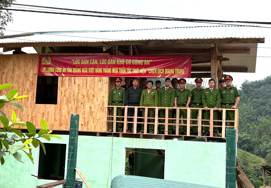 Công an tỉnh Quảng Ngãi bàn giao căn nhà đầu tiên thuộc "Chiến dịch Quang Trung"- Ảnh 3. Công an tỉnh Quảng Ngãi bàn giao căn nhà đầu tiên thuộc "Chiến dịch Quang Trung"- Ảnh 3.