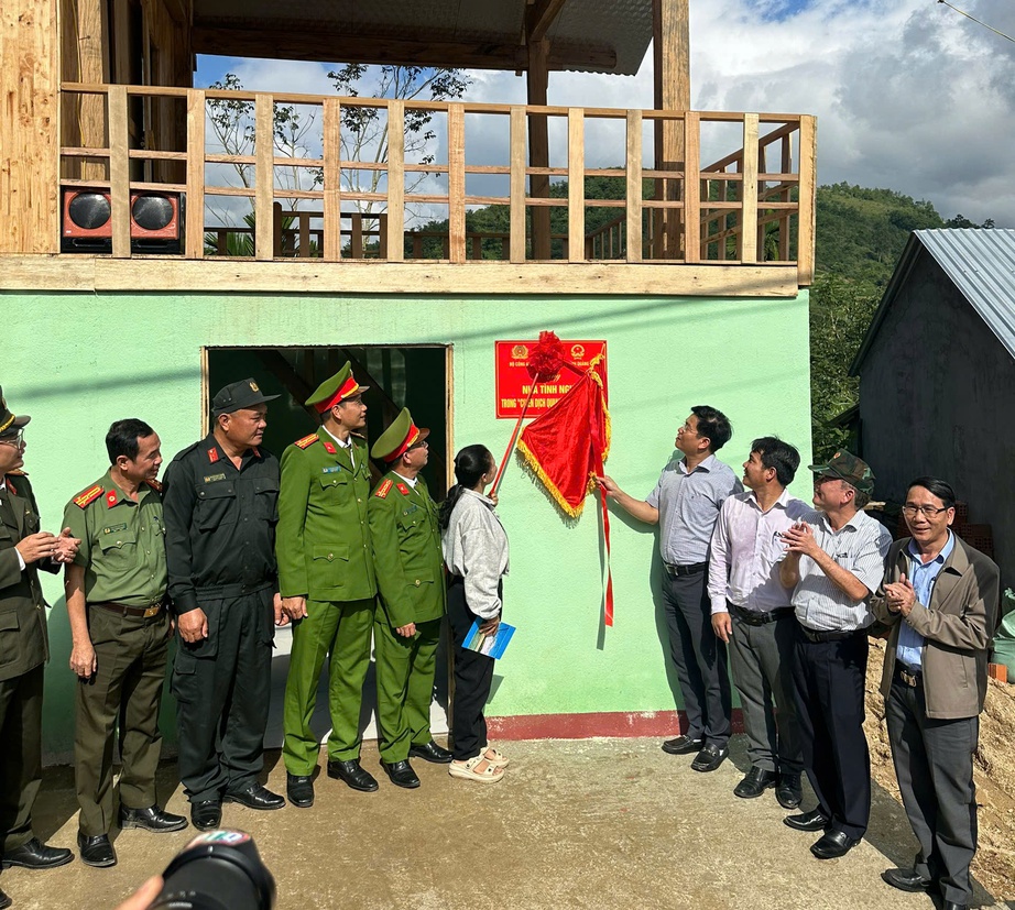 Công an tỉnh Quảng Ngãi bàn giao căn nhà đầu tiên thuộc "Chiến dịch Quang Trung"- Ảnh 1. Công an tỉnh Quảng Ngãi bàn giao căn nhà đầu tiên thuộc "Chiến dịch Quang Trung"- Ảnh 1.