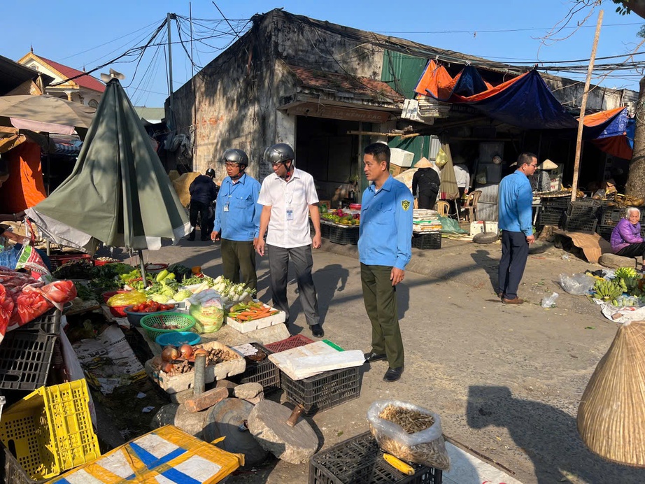 Nghệ An: Đồng loạt ra quân giải tỏa hành lang an toàn giao thông dịp Tết Bính Ngọ 2026- Ảnh 1. Nghệ An: Đồng loạt ra quân giải tỏa hành lang an toàn giao thông dịp Tết Bính Ngọ 2026- Ảnh 1.