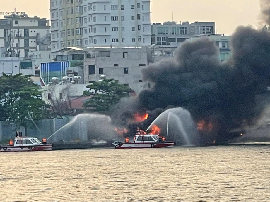 Du thuyền bốc cháy dữ dội trên sông Sài Gòn- Ảnh 1. Du thuyền bốc cháy dữ dội trên sông Sài Gòn- Ảnh 1.