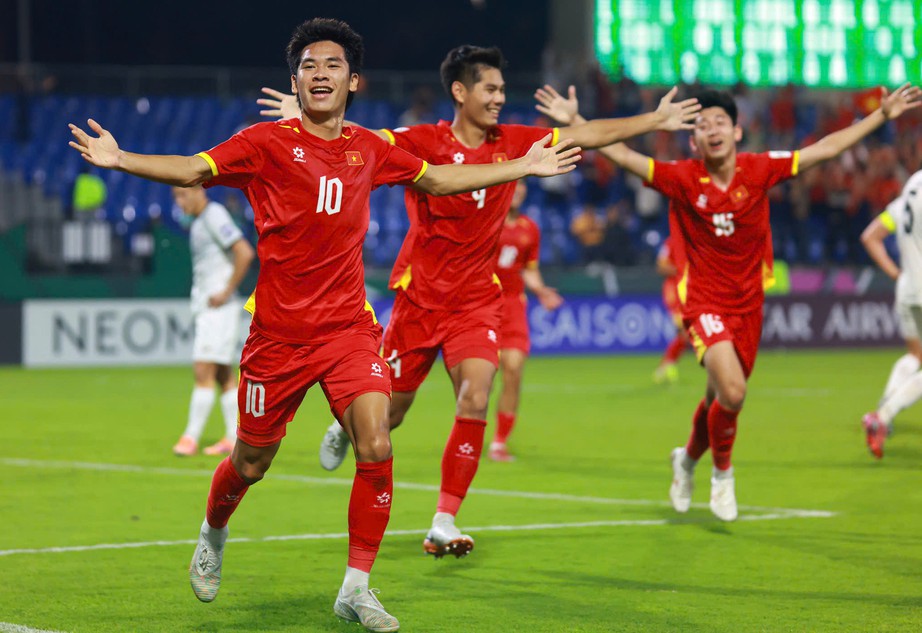 Vòng chung kết U23 châu Á: Thắng kịch tính Kyrgyzstan, Việt Nam chạm tay vào vé đi tiếp- Ảnh 2. Vòng chung kết U23 châu Á: Thắng kịch tính Kyrgyzstan, Việt Nam chạm tay vào vé đi tiếp- Ảnh 2.
