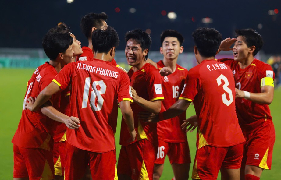Vòng chung kết U23 châu Á: Thắng kịch tính Kyrgyzstan, Việt Nam chạm tay vào vé đi tiếp- Ảnh 1. Vòng chung kết U23 châu Á: Thắng kịch tính Kyrgyzstan, Việt Nam chạm tay vào vé đi tiếp- Ảnh 1.