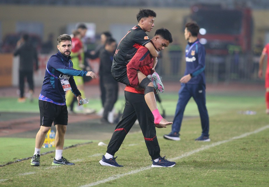 HLV Kim Sang-sik li&ecirc;n tiếp đ&oacute;n tin k&eacute;m vui ở tuyển Việt Nam- Ảnh 2.