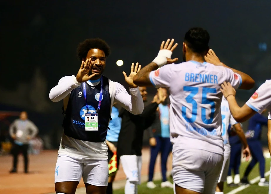 HLV Kim Sang-sik li&ecirc;n tiếp đ&oacute;n tin k&eacute;m vui ở tuyển Việt Nam- Ảnh 1.