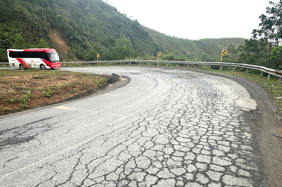 Xe chở quặng gia tăng tr&ecirc;n QL49, Huế t&iacute;nh phương &aacute;n cấm xe tải tr&ecirc;n 4 trục- Ảnh 2.