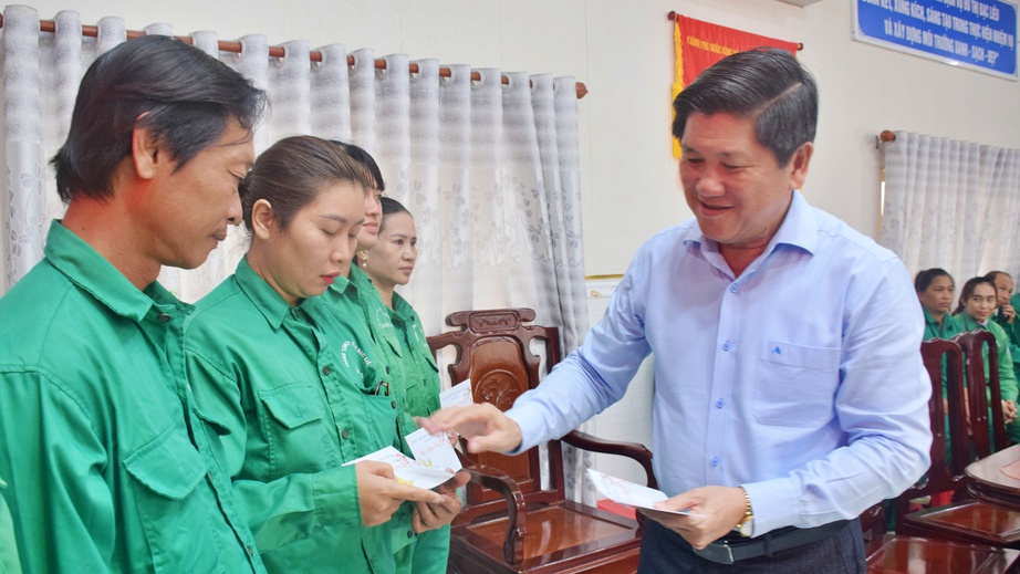 300 suất qu&agrave; Tết đến với c&ocirc;ng nh&acirc;n, người lao động ở C&agrave; Mau- Ảnh 1.