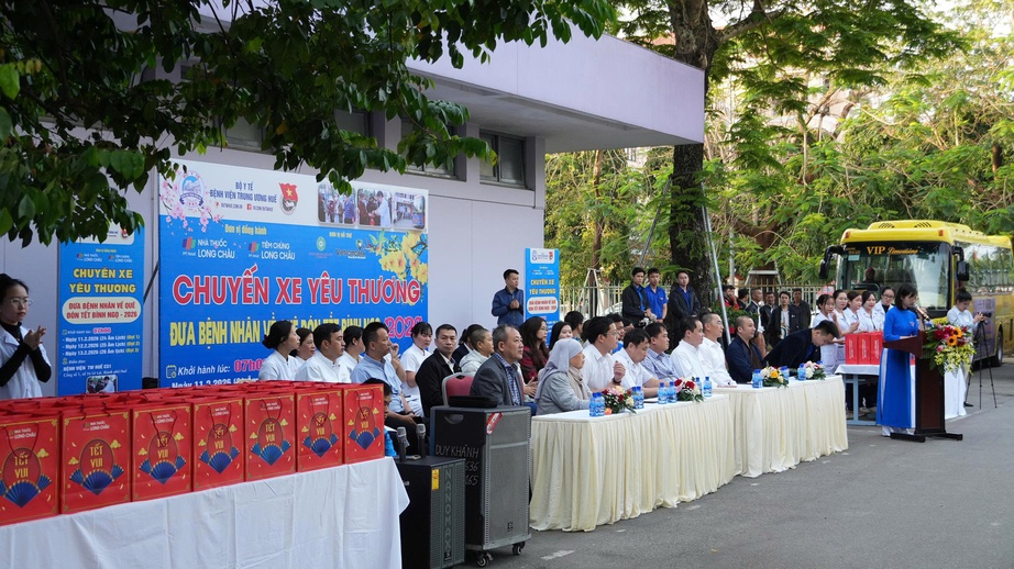 Huế: H&agrave;ng trăm bệnh nh&acirc;n kh&oacute; khăn được hỗ trợ xe về qu&ecirc; đ&oacute;n Tết - Ảnh 2.
