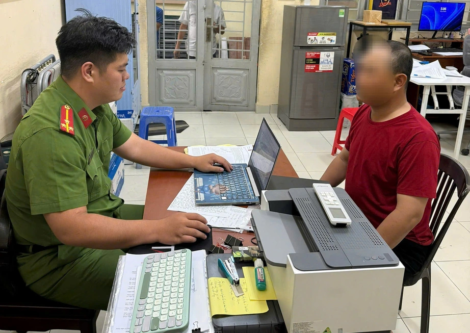 TP.HCM: Công an làm việc với bảo vệ hăm dọa tài xế xe công nghệ- Ảnh 1. TP.HCM: Công an làm việc với bảo vệ hăm dọa tài xế xe công nghệ- Ảnh 1.