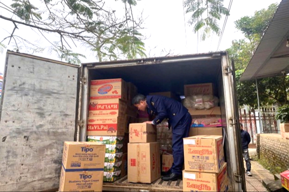 Thái Nguyên: Mạnh tay xử lý hàng lậu, tiêu hủy nhiều lô hàng kém chất lượng dịp Tết- Ảnh 2.