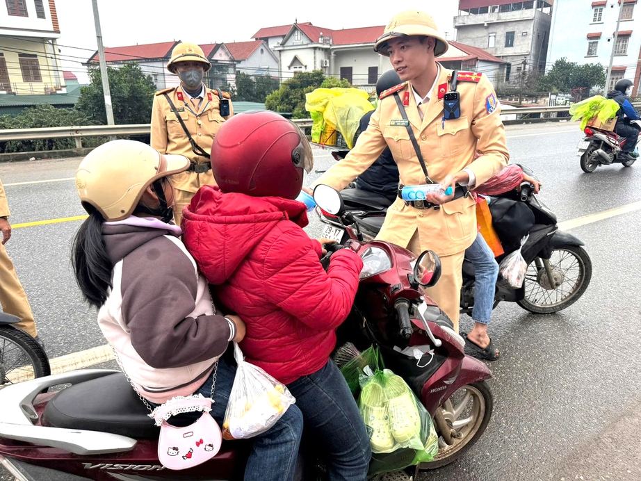 CSGT Phú Thọ “trực chiến” tại cửa ngõ, tiếp sức người dân về quê đón Tết- Ảnh 2. CSGT Phú Thọ “trực chiến” tại cửa ngõ, tiếp sức người dân về quê đón Tết- Ảnh 2.