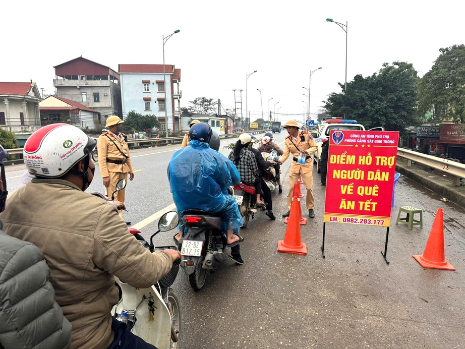 CSGT Phú Thọ “trực chiến” tại cửa ngõ, tiếp sức người dân về quê đón Tết- Ảnh 1. CSGT Phú Thọ “trực chiến” tại cửa ngõ, tiếp sức người dân về quê đón Tết- Ảnh 1.