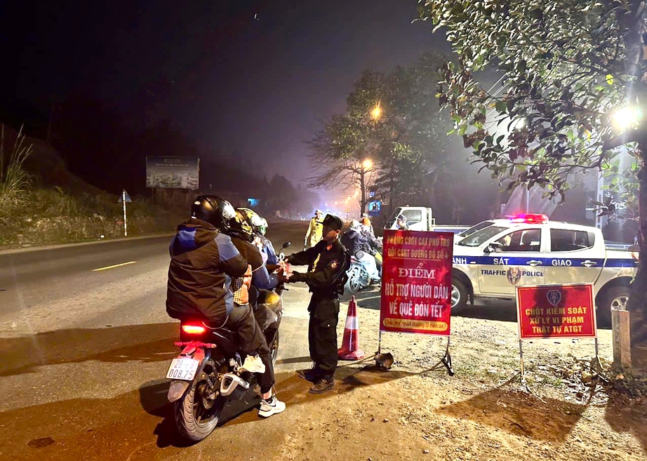 CSGT Phú Thọ “trực chiến” tại cửa ngõ, tiếp sức người dân về quê đón Tết- Ảnh 3. CSGT Phú Thọ “trực chiến” tại cửa ngõ, tiếp sức người dân về quê đón Tết- Ảnh 3.